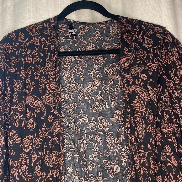 F21 BLACK AND RUST PATTERNED KIMONO SHAWL - Picture 3 of 6